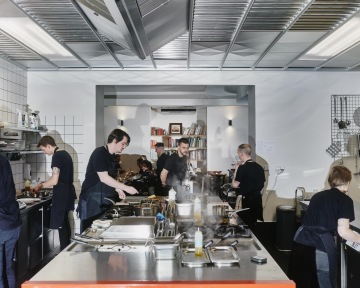 UM je rodinnou kuchyní, ve které spolu vaří, čepují a pijí profíci, ale i zapálená veřejnost.