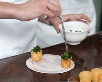 UM je rodinnou kuchyní, ve které spolu vaří, čepují a pijí profíci, ale i zapálená veřejnost.